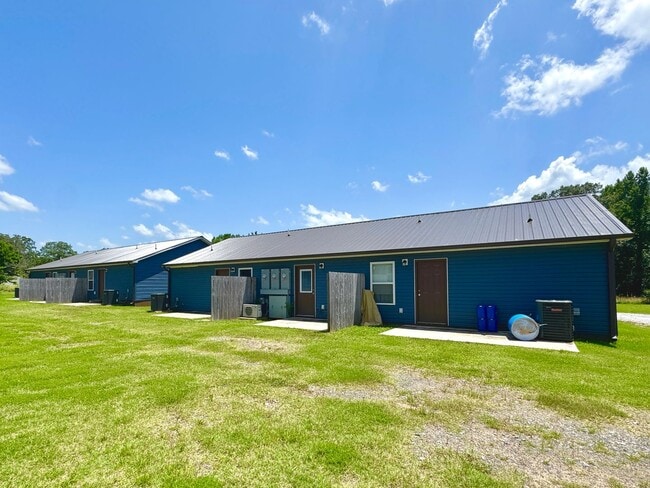 Building Photo - 1 Bedroom/ 1 Bathroom Triplex Unit in Sout...