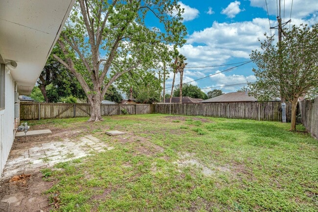 Building Photo - 1109 E Columbia Ln