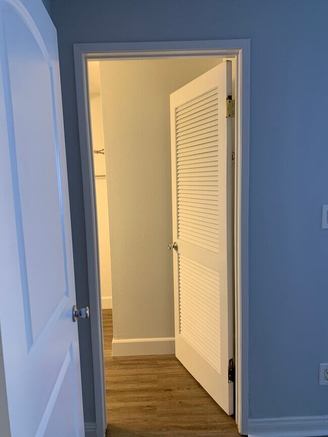 Building Photo - Gorgeous clean and modern furnished 2/2 lowest level Kihei Shores Unit!