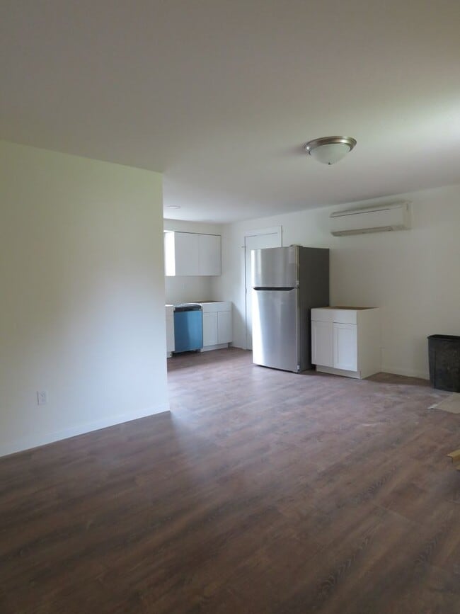 Building Photo - Remodeled Ranch 3 Bedroom 2 Bath with Larg...