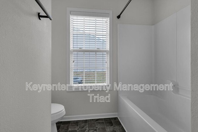 Building Photo - 540 Lake Way