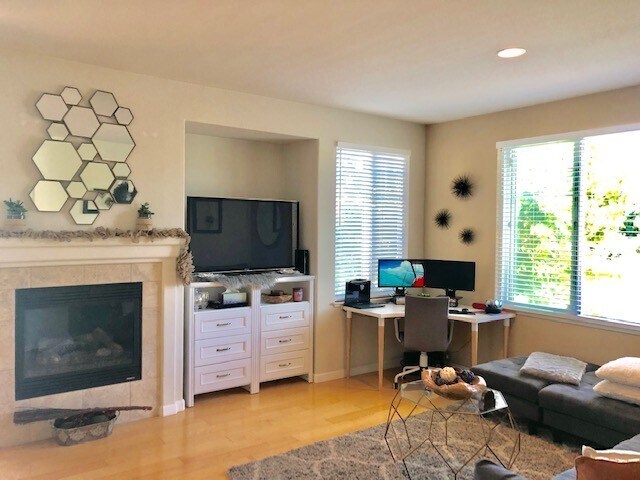 Building Photo - Beautifully updated, tri- level 4 Bd/2.5 B...