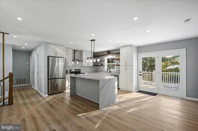 Building Photo - 110 Elaine Dr