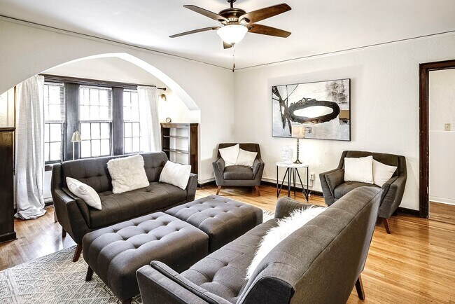 Building Photo - Spacious Two Bedroom Condo in Blackstone!