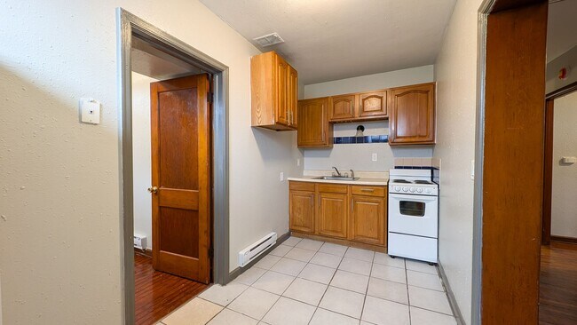 Building Photo - 704 Hickory St