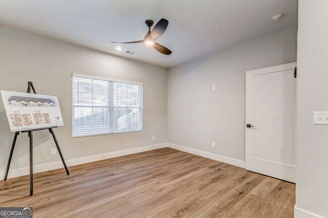 Building Photo - 93 Chateau Dr SE