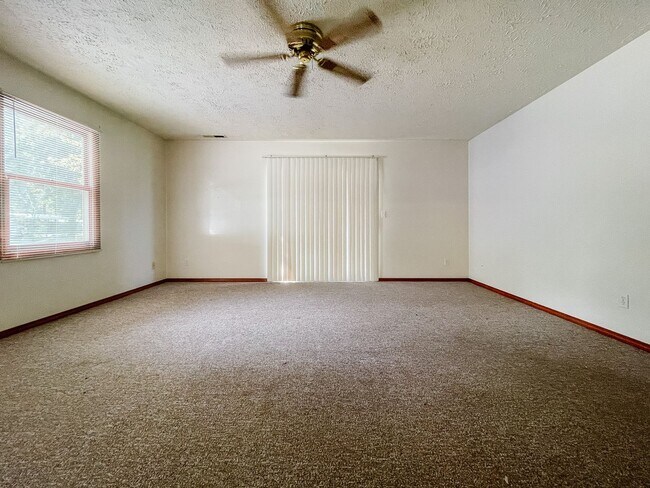 Building Photo - 1,200 sqft - 1st Floor Flat with Washer/Dryer Hook Ups - New Plank Flooring Being Installed