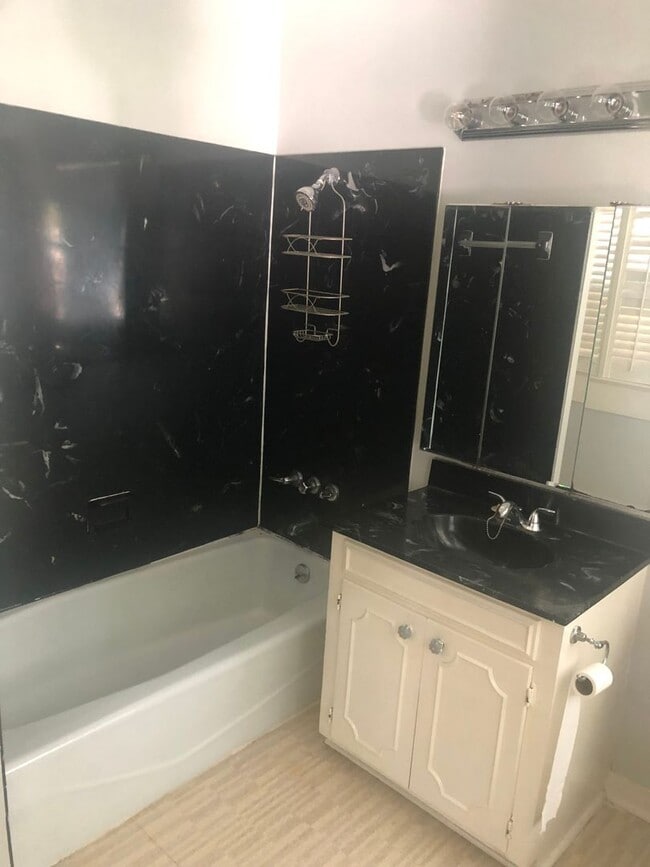 Building Photo - WONDERFUL SO. HIGHLANDS HOME.