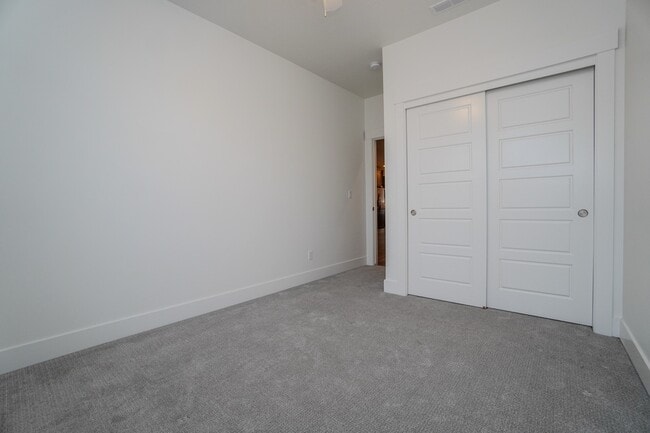 Building Photo - 5967 W Daphne Dr