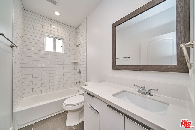 Building Photo - 603 1/2 W 41st St