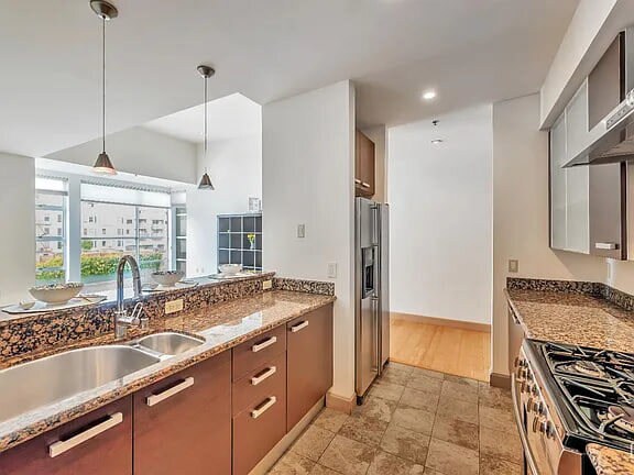 Building Photo - 368 Elm St