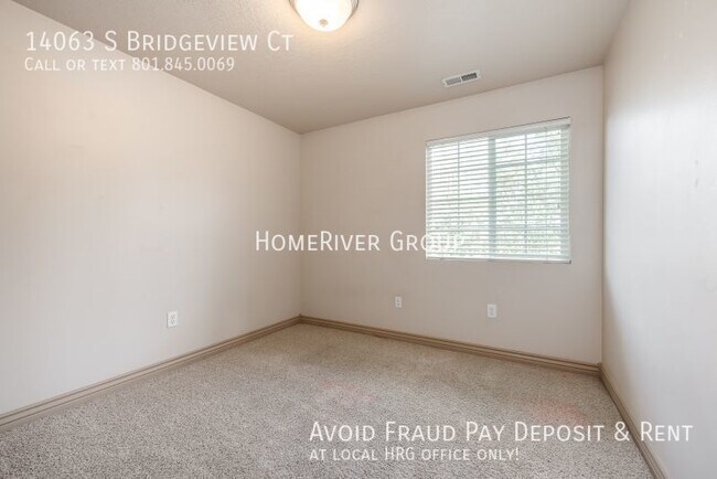 Building Photo - Awesome 3 Bed 2 Bath Townhome!
