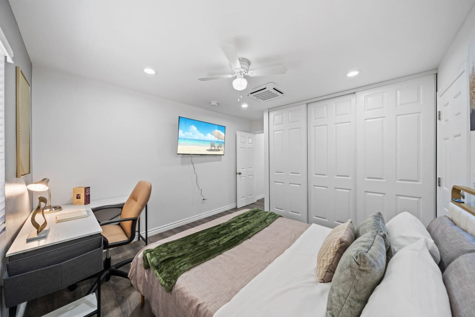 Building Photo - 10983 Parkdale Ave