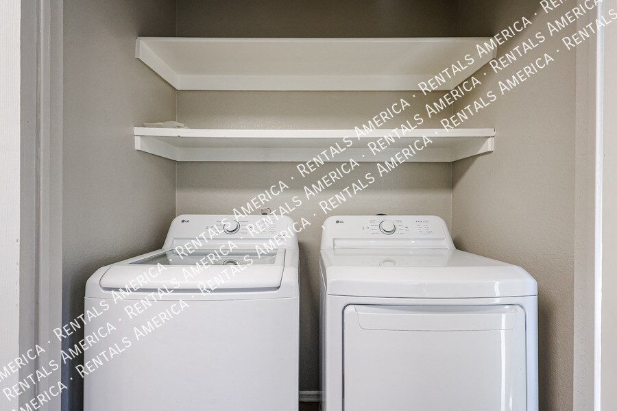 Building Photo - 2025 E Campbell Ave