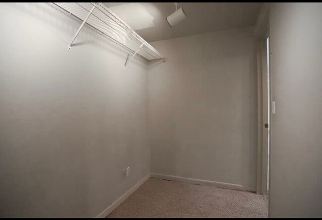 Building Photo - Beautiful 4 Bedroom Home Near Blackstone!