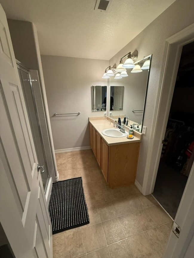 Building Photo - Beautiful 2 bed 2 bath Condo in Meridian!