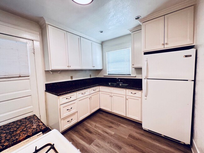 Building Photo - Spacious Cute one bedroom a block from the beach