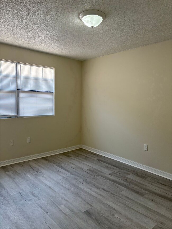 Building Photo - Price Reduced!! 2bed/1bath condo ready Sep...