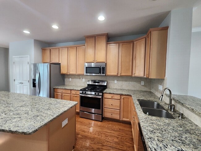 Building Photo - 4 Bedroom Cary Townhome! Great Location, N...