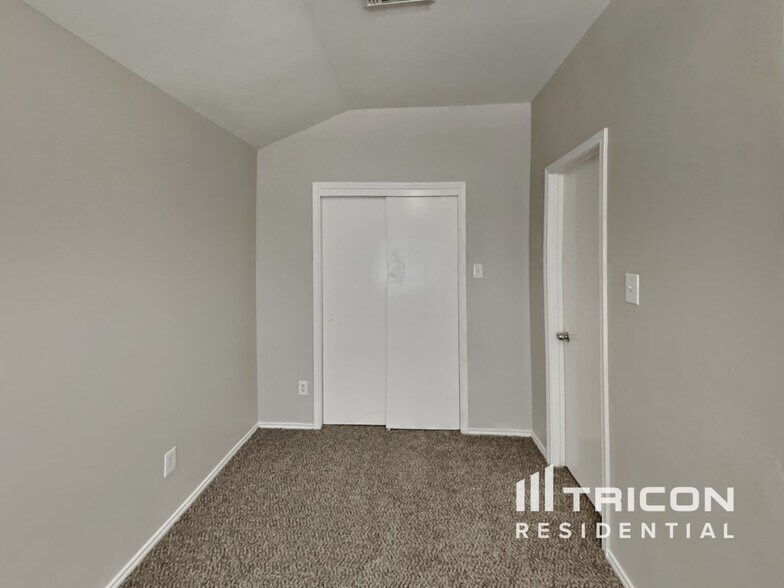 Building Photo - 12844 Edgewood Park Dr