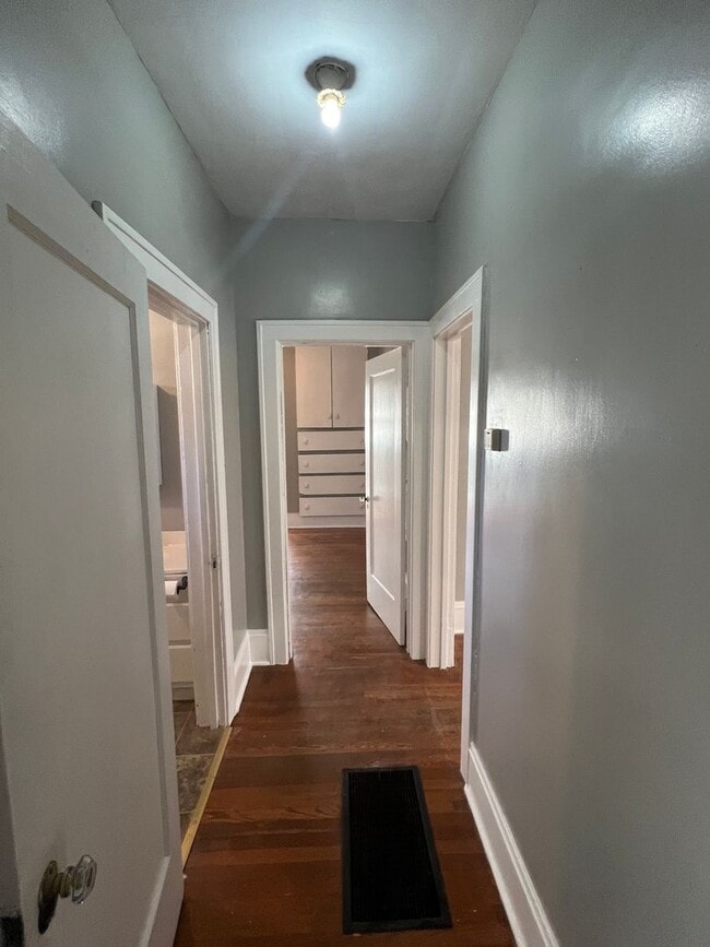 Building Photo - Classic Brick bungalow in the Heart of Bristol Virginia. Property has been freshly painted and is...