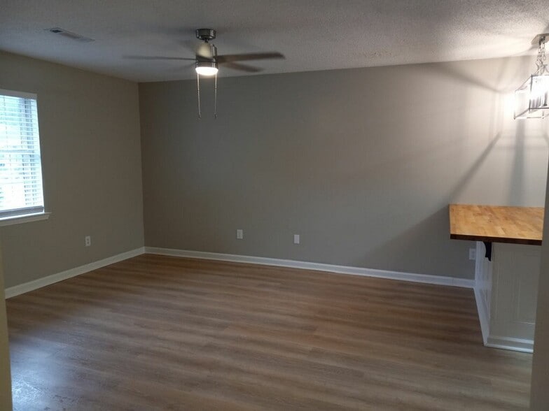 Building Photo - 7 Redwood St NE