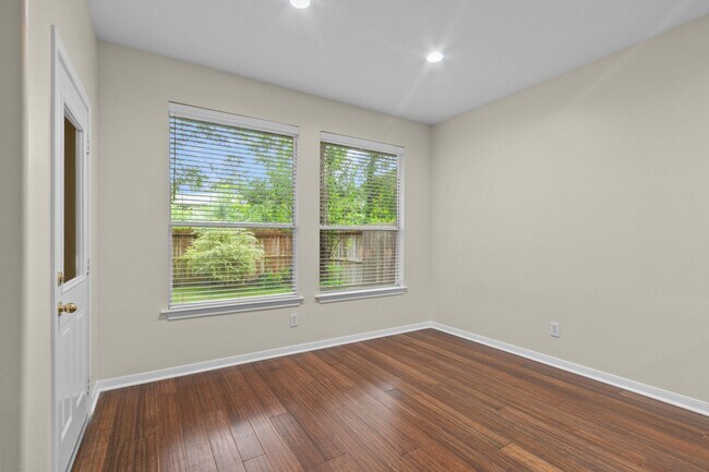 Building Photo - 142 W Burberry Cir