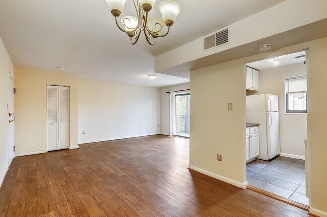 Building Photo - 7611 Maple Ave