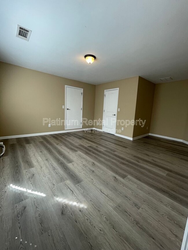 Building Photo - 546 Town Square Way
