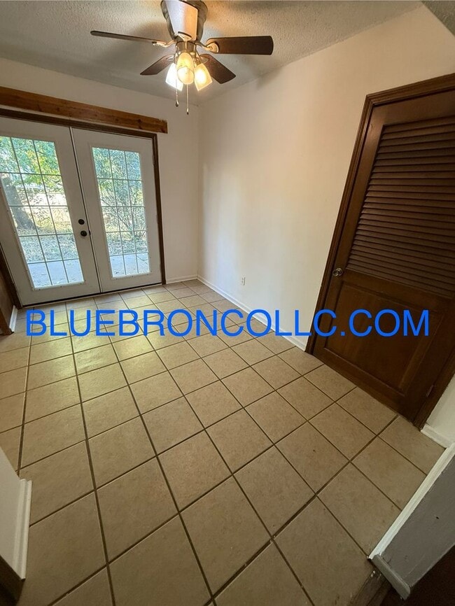 Building Photo - 717 NE Banner Dr