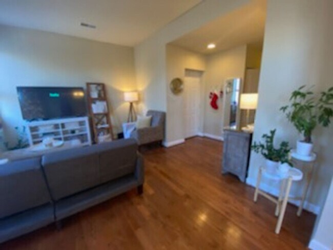 Building Photo - 627 Clara Ave