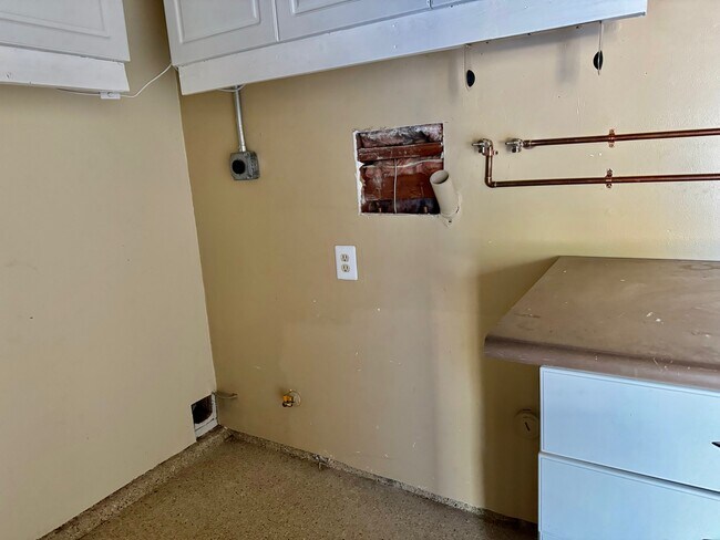 Building Photo - 3027 Oakwood Ln