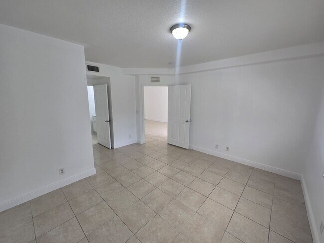 Building Photo - 3 Bedroom Townhome in West Palm Beach