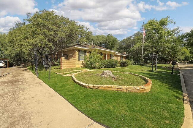 Building Photo - 3-Bedroom Home for Lease in Grand Prairie – 2,331 Sq Ft