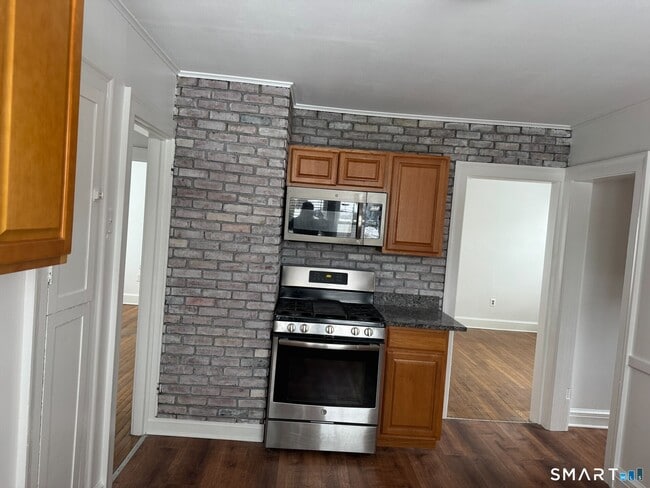 Building Photo - 75 Elihu St