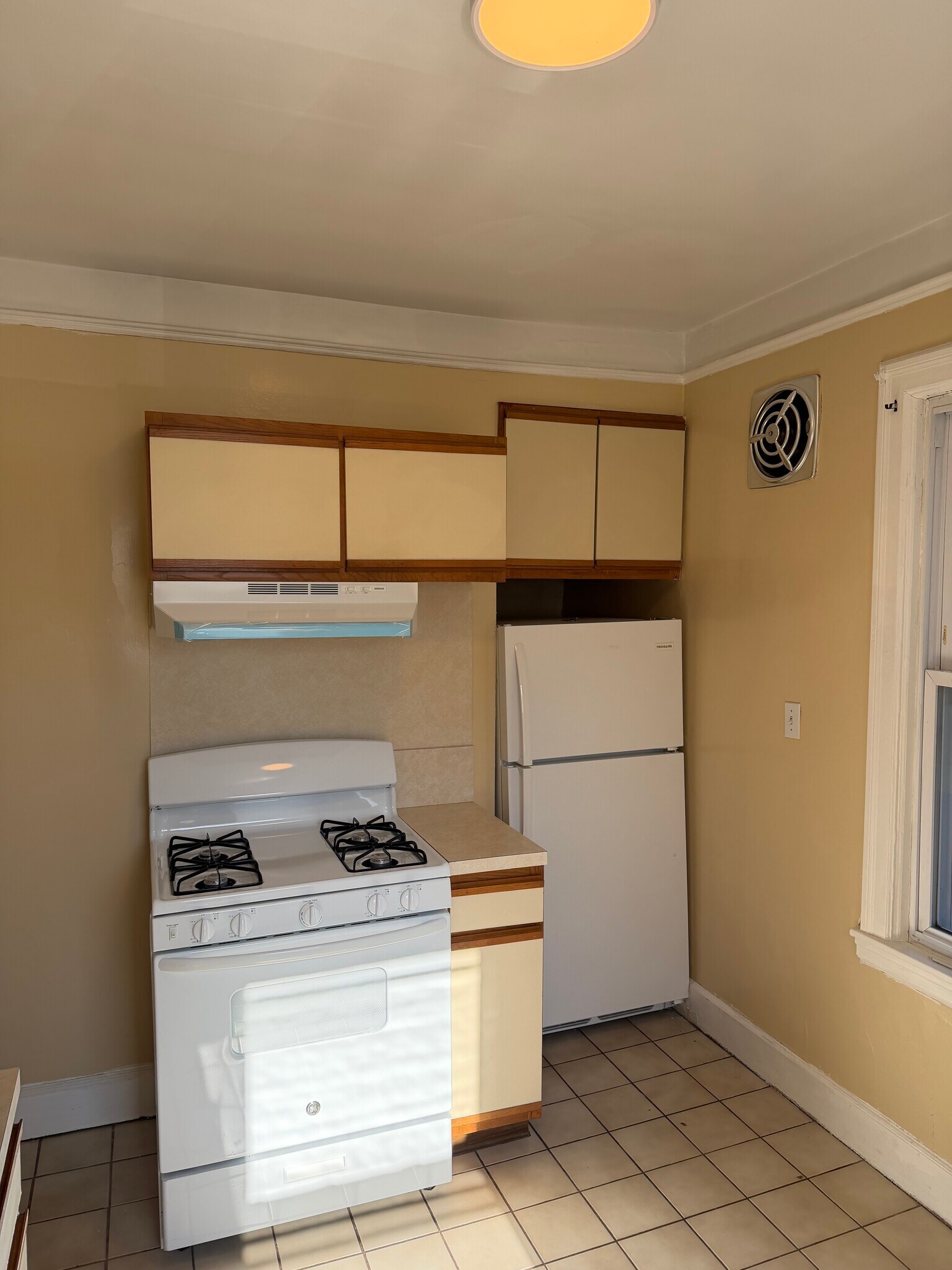 Building Photo - 45 Underhill St