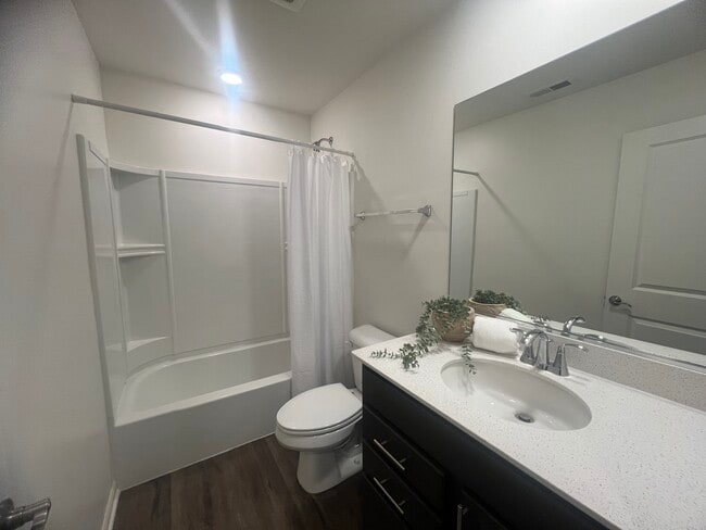 Building Photo - 285 Lakeshore Dr