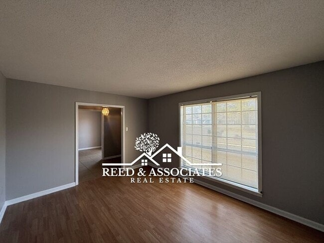 Building Photo - 3 Bedroom Located Near Kirby High School