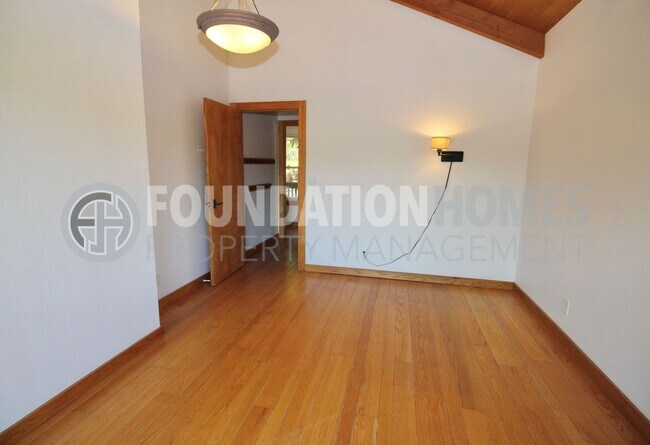 Building Photo - Spacious and Bright Tam Valley Home!  Mult...