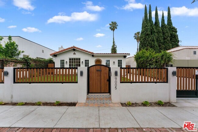 Building Photo - 9005 Rosewood Ave