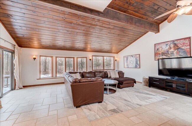 Building Photo - 441 Burlingham Rd