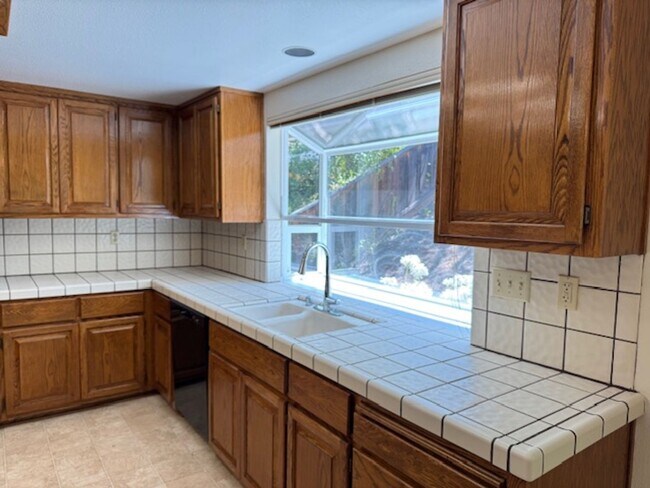 Building Photo - Spacious 4 bedroom, single level home in M...