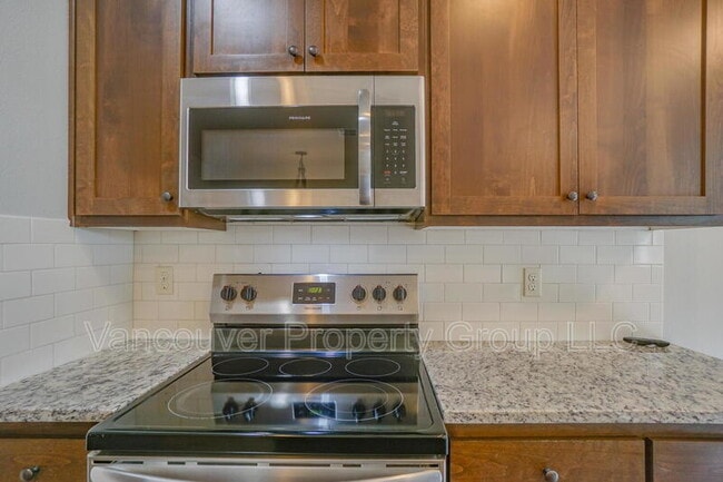 Building Photo - 5809 NE 71st Ave
