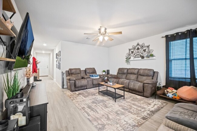 Building Photo - 5706 Elm Valley Dr