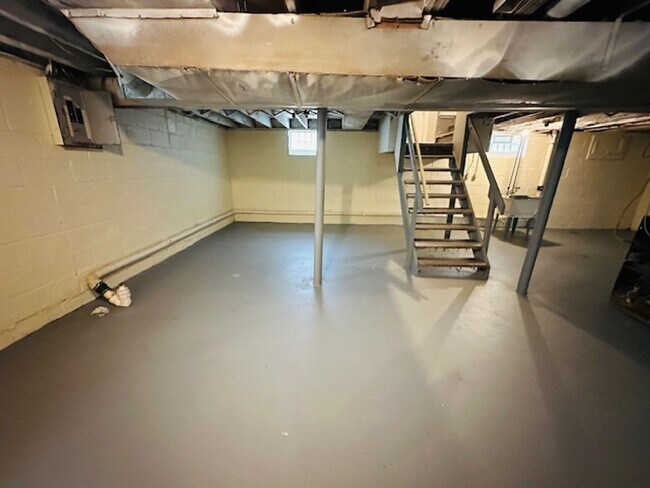 Building Photo - 3 Bedroom 1 Bath For Lease -Section 8 Ready