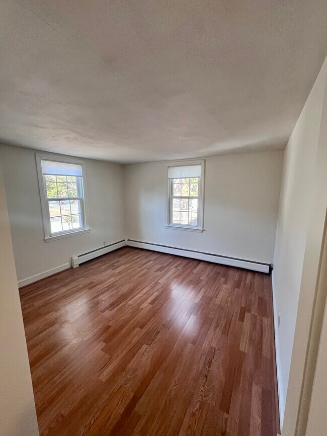 Building Photo - Cozy 2BD 1BR