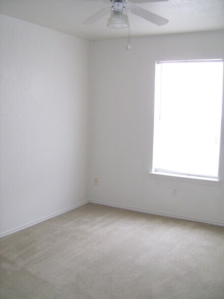 Building Photo - 1801 Cedarhill Dr