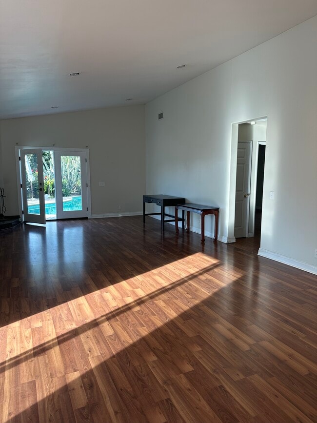 Building Photo - 22636 Oxnard St