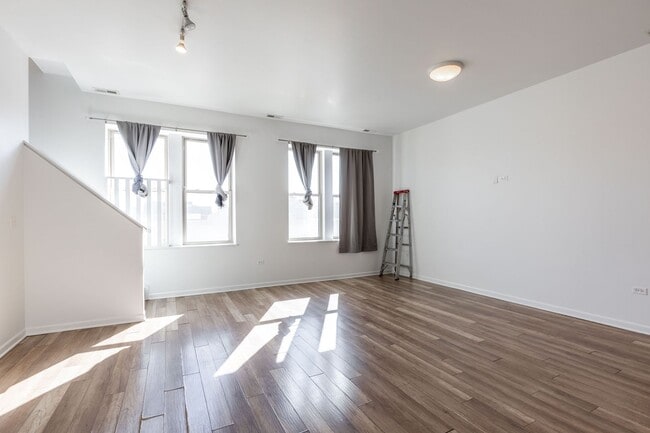 Building Photo - Spacious 3 Bed 2 Bath Duplex Up, In unit W/D in Humboldt Park!