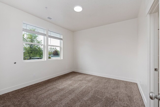 Building Photo - "Discover Comfort & Style: Spacious 3-Bed,...